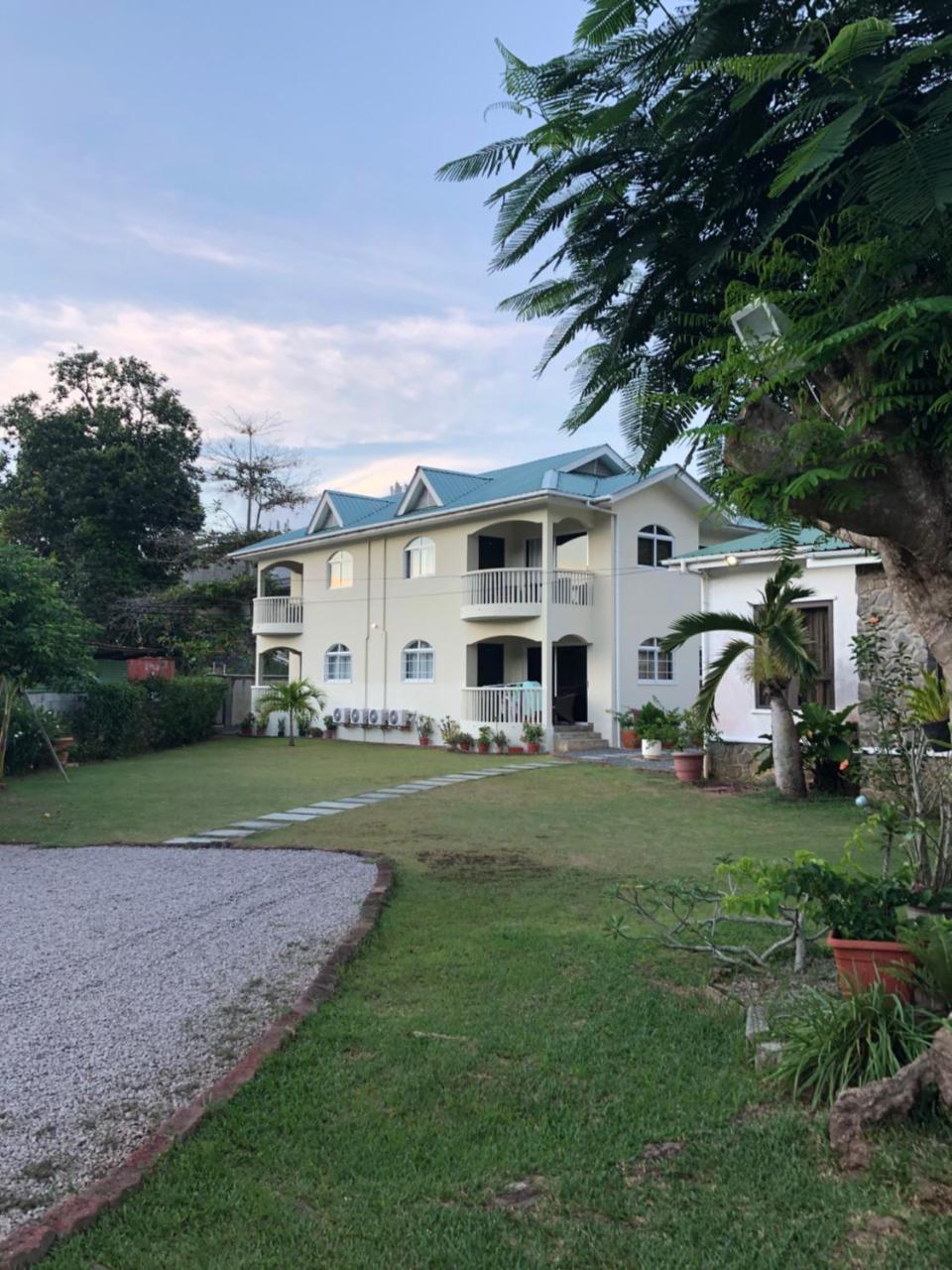 Flower Garden Self-catering Апартаменты *
